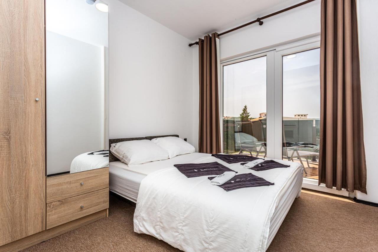 Smiljana Apartments Климно Екстериор снимка